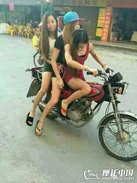 ��һ̨125�����˼����ĵ�Ů�������飬�Ͱ�����������Ħ�У��������ԣ�